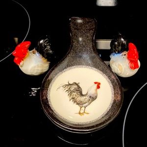 Selling kitchen table Rooster cooking spoon . Matching salt and pepper Rooster.